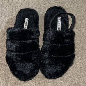 Outdoor slippers with strap